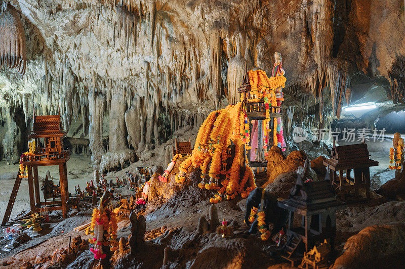钟乳石旅游景点是泰国庄勒考考洞(Le Khao Kop Cave)